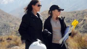 Sara (Jorja Fox, li.) und Morgan (Elisabeth Harnois) durchsuchen die Umgebung nach dem vermissten Beifahrer. Sie finden jedoch nur seinen Helm.