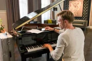 Star-Pianisten Hannes Zoller (Hugo Grimm) komponiert ein neues Klavierstück. Seine Muse: keine andere als Susanne Mertens.