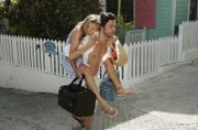 Da Elliot (Sarah Chalke, l.) seit drei Tagen nichts mehr gegessen hat, um eine gute Bikinifigur auf den Bahamas zu haben, ist sie zu erschöpft, um selbst zu laufen. Als liebender Freund übernimmt das J.D. (Zach Braff, r.) ...
