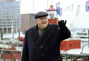 Gregor Ehrenberg (Dieter Pfaff) wartet am Hamburger Hafen auf seine Ex-Frau.