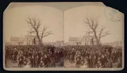 Eine stereoskopische Postkarte, die einen Lynchmord an einem Afroamerikaner im Jahr 1882 zeigt.