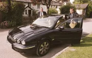 Detective Chief Inspector Tom Barnaby (John Nettles, l.) und sein Assistent Constable Ben Jones (Jason Hughes, r.) mit ihrem neuen Dienstwagen.