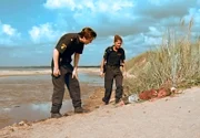 Pontus (Sverrir Gudnason) und Isabell (Nina Zanjani) finden am Strand eine halbtote Frau.