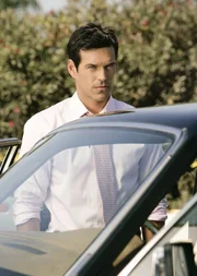 Der CSI-Ermittler Jesse Cardoza (Eddie Cibrian) wird bei den Vernehmungen zu dem Autounfall stutzig und hat bereits einen ersten Verdacht.
