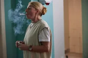 Kann sich die rauchende Renate (Christine Wilhelmi) das Rauchen abgewöhnen?