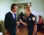 Magnum (Tom Selleck) bekommt auf dem Polizeirevier Ärger mit Officer Kelly (W.K. Stratton).