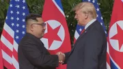 Präsident Donald Trump und der nordkoreanische Staatschef Kim Jong-un schütteln sich auf dem Gipfeltreffen in Singapur 2018 die Hände. (ABC News Videosource)