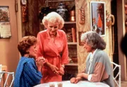 L-R: Blanche Devereaux (Rue McClanahan),  Rose Nylund (Betty White) und Dorothy Zbornak (Bea Arthur)