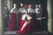 König Henry VIII. (Jonathan Rhys Meyers, M.) ernennt seine Geliebte Anne Boleyn zur Marquess of Pemproke. Thomas Boleyn (Nick Dunning, 3.v.r.), Charles Brandon (Henry Cavill, 3.v.l.), George Boleyn (Padraic Delaney, 2.v.r.) und Thomas Cromwell (James Frain, r.) wohnen der Zeremonie bei ...