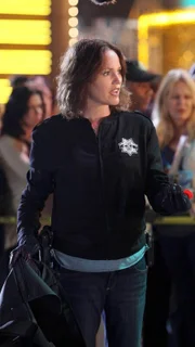 Sara (Jorja Fox) und ihre CSI-Kollegen müssen herausfinden, ob der verunglückte Täter nur das Opfer eines abgekarteten Ablenkungsmanövers war...