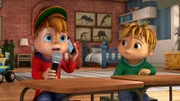 Alvin und Theodore (r.) haben mit den andern Chipmunks einen Plan ausgeheckt, um Dave von der Idee des Sommercamps zu überzeugen. Ob der Plan aufgehen wird?