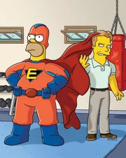Bart und Milhouse überzeugen den Comic-Verkäufer, sein Werk "Everyman" zu veröffentlichen. Es wird ein Super-Hit und schnell ist klar, dass die Comicreihe verfilmt wird. Durch unglückliche Umstände bekommt Homer (l.) die Titelrolle ...