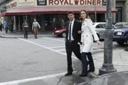 Booth (David Boreanaz) und Brennan (Emily Deschanel) ermitteln im Mordfall eines blinden Mannes, der durch eine Überflutung aus dem U-Bahn-Tunnel-System gespült wurde.