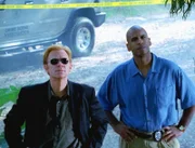 Horatio (David Caruso, l.) und Detective Bernstein (Michael Whaley) werfen einen ersten Blick auf den Toten, der in einem Baum hängt.