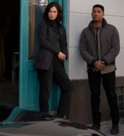 (L-R): Heida Reed als Special Agent Jamie Kellett und Carter Redwood als Special Agent Andre Raines.