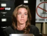 Geraldine Stone (Carrie Hamilton, Bild) klagt Jessica an, ihren Vater durch Bestechung hinter Gitter gebracht zu haben.