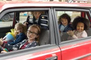 Vor der Schule spielen die Kinder in und mit Gerds Auto. V.l.  Laura Frick (Lilli Ogaj), Anna Lanius (Ida Sophia Wieland), Tom (Delian Bewer), Luis (Lewis Köhl), Stella (Sophia Heinzmann)