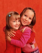 (1. Staffel) - Die süßen Töchter Ruby (Taylor Atelian, l.) und Gracie (Billi Bruno, r.) machen Jims Familienglück perfekt. Doch man sollte sich nicht täuschen lassen, die beiden wissen ihre Eltern auf Trapp zu halten ...
