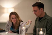 Amber Peel (Shannon Tarbet) hat ihre Freundin aus der Selbsthilfegruppe zum gemeinsamen Abendessen mit ihrem Bruder Aaron (Henry Lloyd-Hughes) eingeladen. Doch Aarons Misstrauen drängt den Abend in eine gefährliche Richtung.