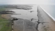 Wellington-Bomber fliegt über Chesil Beach. (Dinnick & Howells)