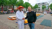 Björn Freitag trifft Käsevater Willem Borst (l) in Alkmaar auf dem ältesten und größten Käsemarkt der Niederlande.