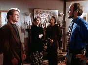 Steve Sloan (Barry Van Dyke, l.) untersucht einen Mordfall.