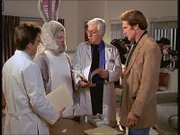Steve (Barry Van Dyke, r.), Jesse (Charlie Schlatter, l.) und Mark (Dick Van Dyke, 2.v.r.) versuchen, von der ehemaligen Krankenschwester Patricia (Eileen Seeley), Informationen über den Geiselnehmer zu erhalten.