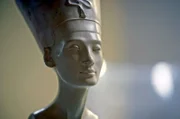 Um die nahezu unbekannte Königin, die Gattin des Pharaos Echnaton, ranken sich bis heute zahlreiche Legenden. Sie wurde vor rund 3.400 Jahren geboren und bekommt den Namen Nofretete. Das bedeutet: "Die Schöne ist gekommen".