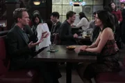 Robin (Cobie Smulders, r.) hat wieder Interesse an Barney (Neil Patrick Harris, l.) und flirtet mit ihm wie ein Teenager. Doch wird sie damit an ihr Ziel kommen?