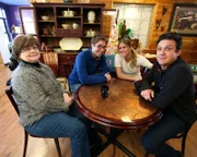 Overgaard, AZ: Das Team mit Phyllis Budinger, Chemikerin und Forschungswissenschaftlerin. (Bildnachweis: National Geographic Channels/ Snake Oil Productions)