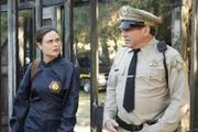 Dr. Brennan (Emily Deschanel, l.); Sheriff Gus Abrams (Wade Williams, r.)
