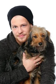 Tobias Lassner (Patrick Müller ) mit seinem Hund 'Stinker'