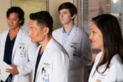 v.l.: Dr. Alex Park (Will Yun Lee), Dr. Jackson Han (Daniel Dae Kim), Dr. Shaun Murphy (Freddie Highmore) und Dr. Audrey Lim (Christina Chang)