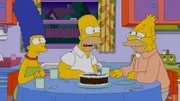 Marge (l.) und Homer (M.) machen sich schwere Vorwürfe, weil sie ein kleines Mädchen dafür bezahlt haben, dass sie Lisas Freundin wird. Doch Grampa (r.) beruhigt sie: Er hat dasselbe getan, als Homer noch ein Kind war ...