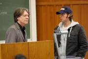 Ekki (Oliver Korittke, r.) fällt bei einer Vorlesung des Uni-Professors Varnholt (Helmut Berger, l.) unangenehm auf und wird nach vorne zitiert.