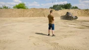 Kryzstof Jankowiak neben einer Nachbildung eines Panzers (National Geographic for Disney)