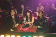 Jim (David Conrad, l.), Melinda (Jennifer Love Hewitt, M.) und Andrea Moreno (Aisha Tyler, r.) wollen einen entspannten Abend im Comedy Club verbringen, doch es kommt mal wieder ein Geist dazwischen ...