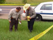 Im Sommer 1986 wird die Leiche von Kathleen Lipscomb auf einer staubigen Straße außerhalb von San Antonio gefunden. Am Fundort sucht die Polizei nach weiteren Spuren.