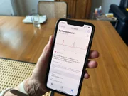Sicherheit dank App und Smartwatch: Unregelmäßigkeiten am Herzschlag können auf ein Vorhofflimmern hindeuten – Vorboten eines Herzinfarktes.