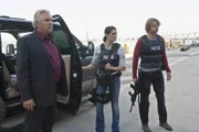 L-R: Am Strand werden die Leichen einiger Seeleute angespült. Wie sich herausstellt, handelt es sich um die Crew aus dem Öltanker, mit dem Arkady Kolcheck (Vyto Ruginis) zu tun hatte. Kensi (Daniela Ruah) und Deeks (Eric Christian Olsen)  ermitteln ...