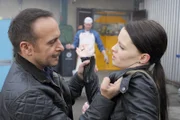 Als Semir (Erdogan Atalay, l.) sich die rebellische Lisa (Jennifer Ulrich) vorknöpft, versteht ein Metzger (Richard Hucke, hinten) die Situation falsch und will ihr helfen...