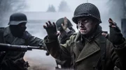 (Dramatische Nachstellung) Deutsche Soldaten stürmen das amerikanische Hauptquartier und zwingen US-Oberst Hurly Fuller und die B-Kompanie zur Kapitulation.
