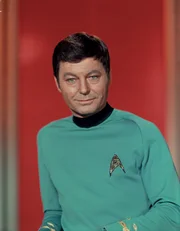 Schiffsarzt Dr. McCoy (DeForest Kelley) hat schon viele Abenteuer an Bord der Enterprise erlebt.
