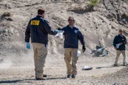 Ayr, ON - REENACTMENT - Ein NTSB-Absturzermittler, gespielt von Dimitri Vantis, sammelt mit Hilfe anderer Ermittler Trümmerteile aus dem Wrack der Virgin Galactic SS2 ein. (Cineflix 2017/Darren Goldstein)