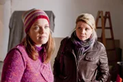 Mit großem Einsatz versucht Danni (Annette Frier, r.) Renate Winz (Birge Schade, l.) und ihrer Tochter Leni zu helfen. Doch wird sie Erfolg haben?