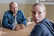 Horst Schano (Michael Fuith) schaut blind verliebt auf Lucy Dolzer (Susanne Wuest). Der Waffennarr und Altwarenhändler besucht die verurteilte Mörderin im Gefängnis, so oft er kann.