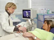 Während der Ultraschalluntersuchung wird Schwester Yvonnes (Maren Gilzer) Gefühl schwanger zu sein bestätigt. Dr. Globisch (Andrea Kathrin Loewig) diagnostiziert eine Schwangerschaft.
