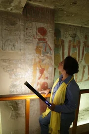 Luxor, Ägypten - Professor Salima Ikram untersucht das reich verzierte Grabmal der Königin Tawosret im Tal der Könige. Diese wunderschönen Illustrationen zeigen viele mächtige Götter sowie grimmige Dämonen aus dem Buch der Toten.