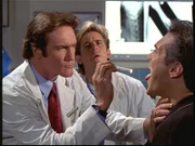 Unter den argwöhnischen Augen von Jesse (Charlie Schlatter, M.) untersucht Steve (Barry Van Dyke, l.), der verdeckt ermittelt und sich als Arzt ausgegeben hat, einen Patienten.