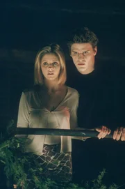 Buffy (Sarah Michelle Gellar, l.) und Angel (David Boreanaz, r.) wollen verhindern, dass der Dämon, der Richter genannt wird, zum Leben erweckt wird ...
